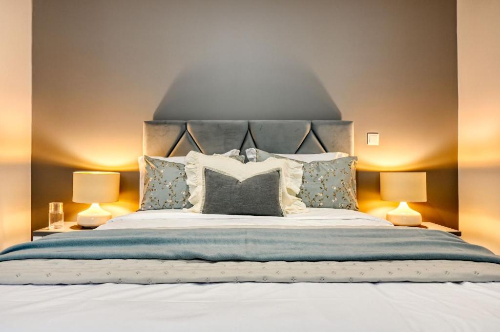 Casa dos Anjos, a Home in Madeira في Faial: غرفة نوم بسرير كبير فيها مصباحين