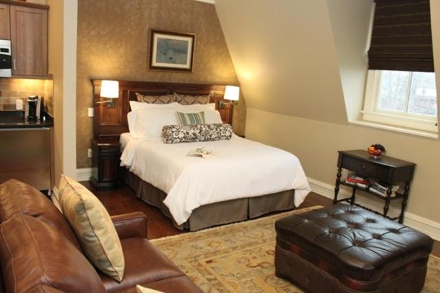Un pat sau paturi într-o cameră la Guest House at Norwalk Inn