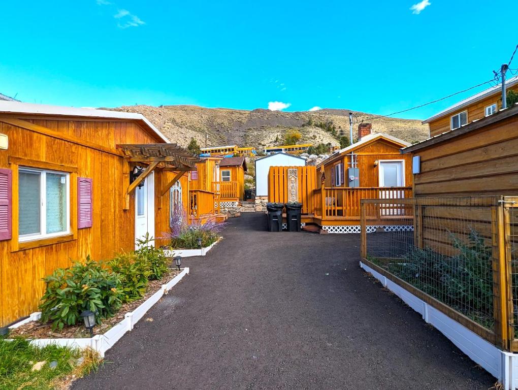 eine Reihe von Holzhäusern in einem Dorf in der Unterkunft Yellowstone's Treasure Cabins in Gardiner