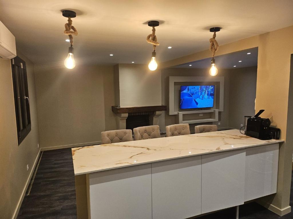 - une salle de conférence avec une table et une télévision dans l'établissement MAISON ACTI SUD Tout confort - Zone commerciale CHENOVE, à Chenôve