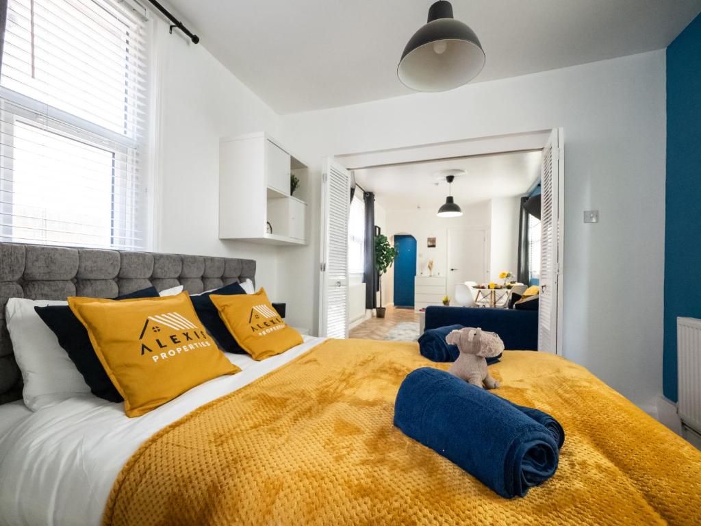 1 dormitorio con 1 cama grande con manta amarilla en Seaside Retreat: Luxury 1-bed, Free Parking, en Portsmouth