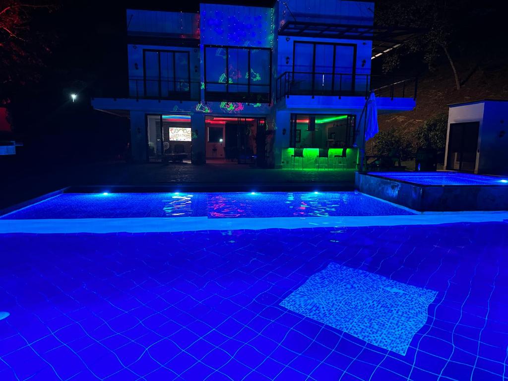 ein Pool mit blauen Lichtern vor einem Haus in der Unterkunft Relax in Santa Fe de Antioquia