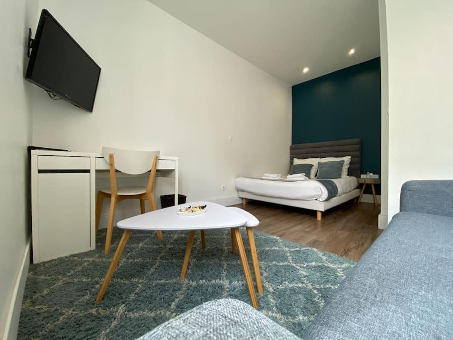 Zimmer mit einem Bett, einem Sofa und einem Tisch in der Unterkunft studio BORDEAUX CHARTRONS 2 in Bordeaux