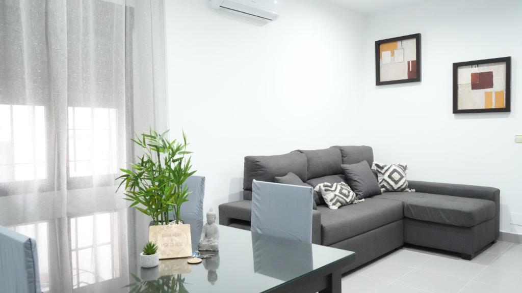 a living room with a couch and a table at Merced Alta in Jaén