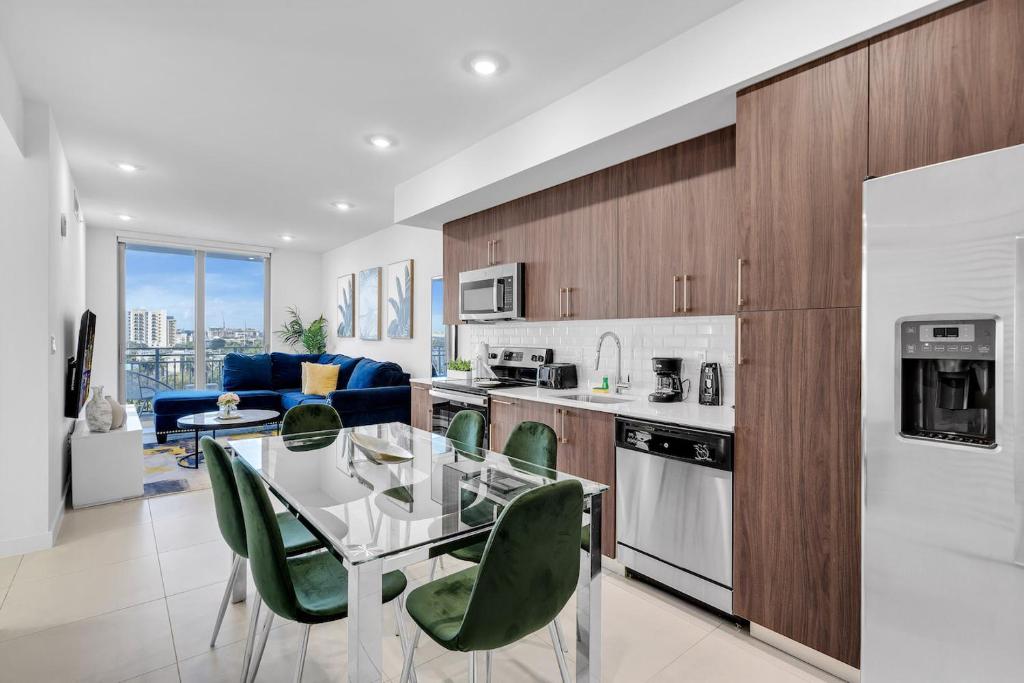 Una cocina o cocineta en Charming 3-Bed Mins from Brickell With Free Parking