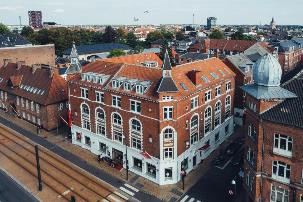 eine Luftansicht einer Stadt mit Gebäuden in der Unterkunft Milling Hotel Ansgar in Odense