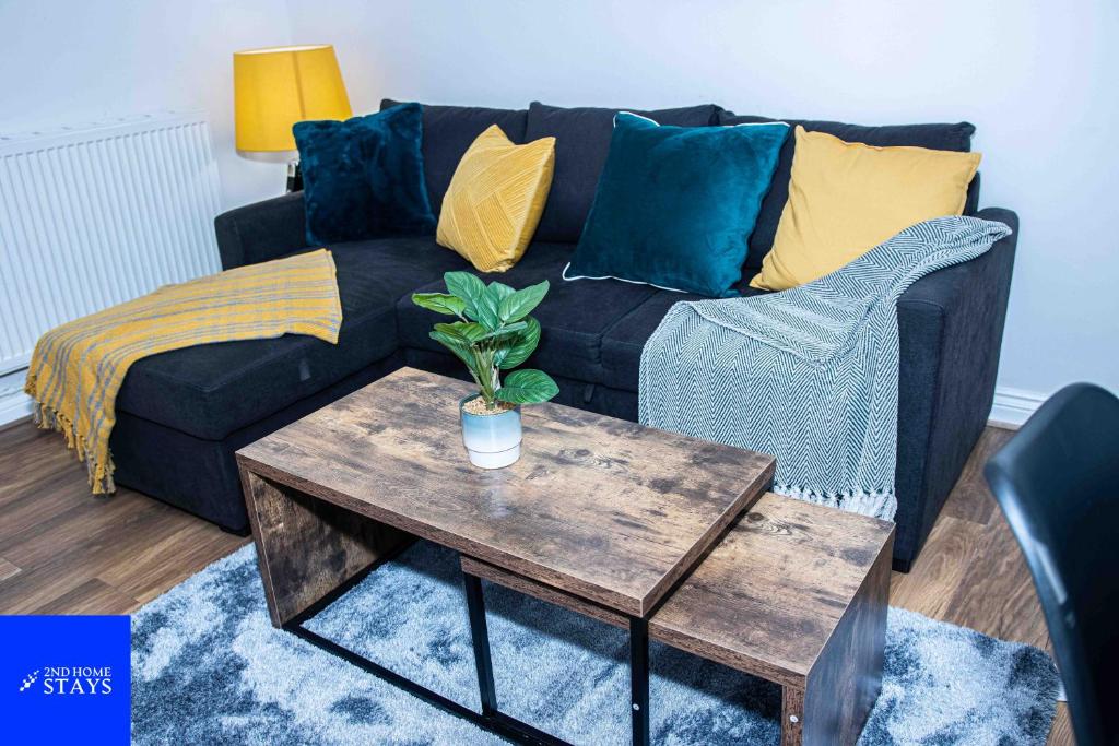 Zona d'estar a 2ndHomeStays-Walsall- A Charming 3-Bed Home with Landscape View - Suitable for Contractors and Families -Large Parking for 3 Vans - Sleeps 8 - 7 mins to J10 M6 and 21 mins to Birmingham