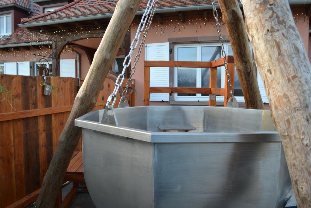una gran bañera de metal colgando de un árbol en Domaine des Trois Sorciers en Bouxwiller