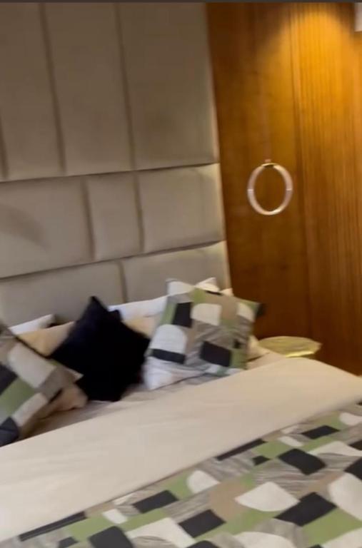 Un dormitorio con una cama con almohadas. en Résidence Julia Studio meublé ascenseur garage, en Casablanca