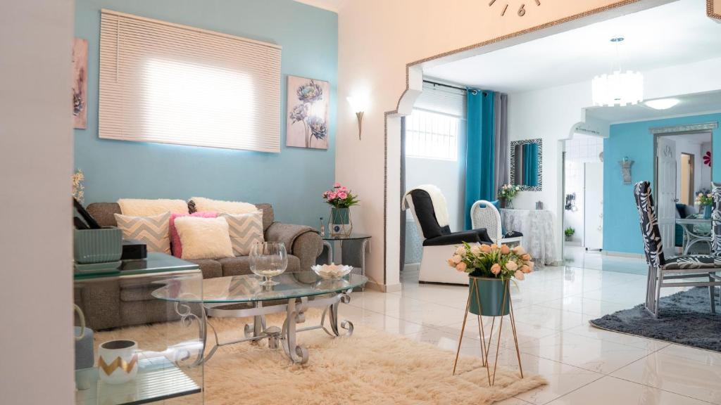 uma sala de estar com um sofá e uma mesa em Rowy's appartement em Willemstad