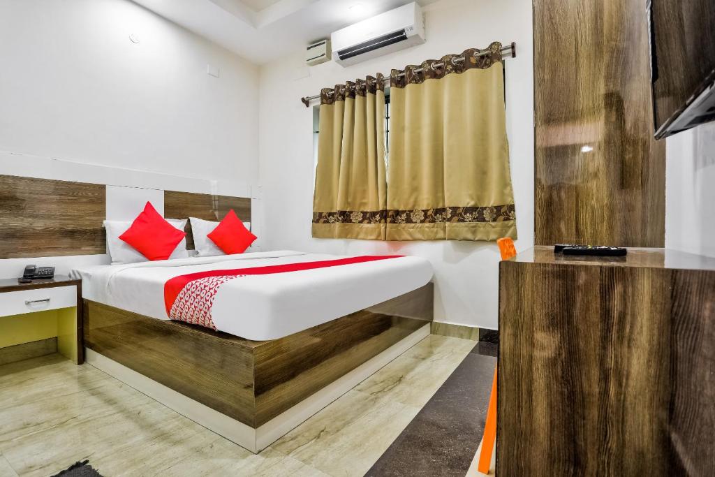 Una cama o camas en una habitación en la capital o hotel ashoka residencia en OYO Nimalan Residency Shenoy Nagar Anna Nagar Near Pvr Cinemas Skywalk en Chennai