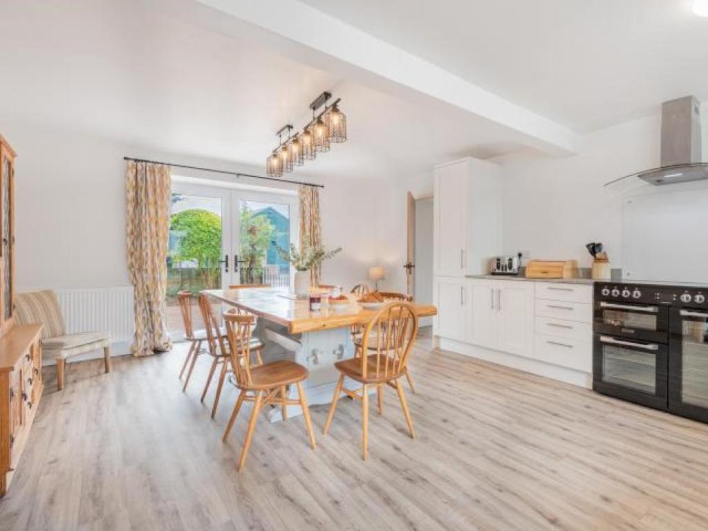 - une cuisine et une salle à manger avec une table et des chaises dans l'établissement 4 Bed in Penrith SZ606, à Plumpton Wall