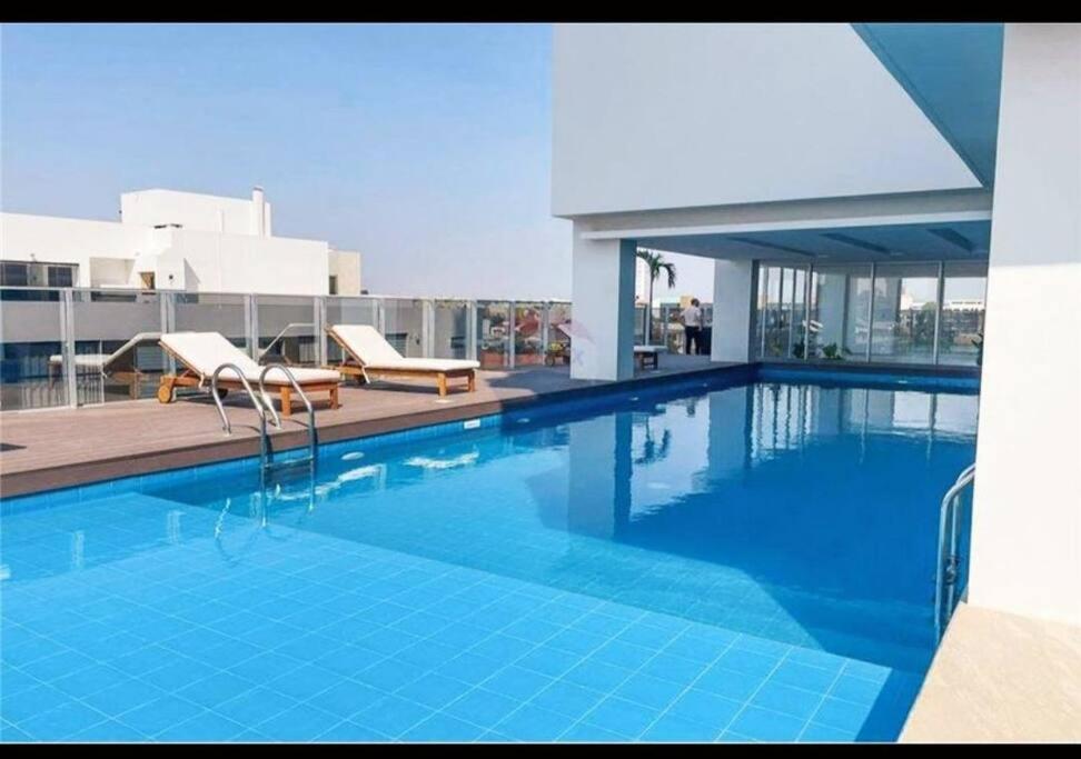 a large blue swimming pool on top of a building at Departamento Deluxe 2D in Santa Cruz de la Sierra