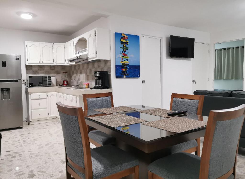 a kitchen with a dining room table and chairs at Excelente apto muy cerca de la playa 202 in Mazatlán
