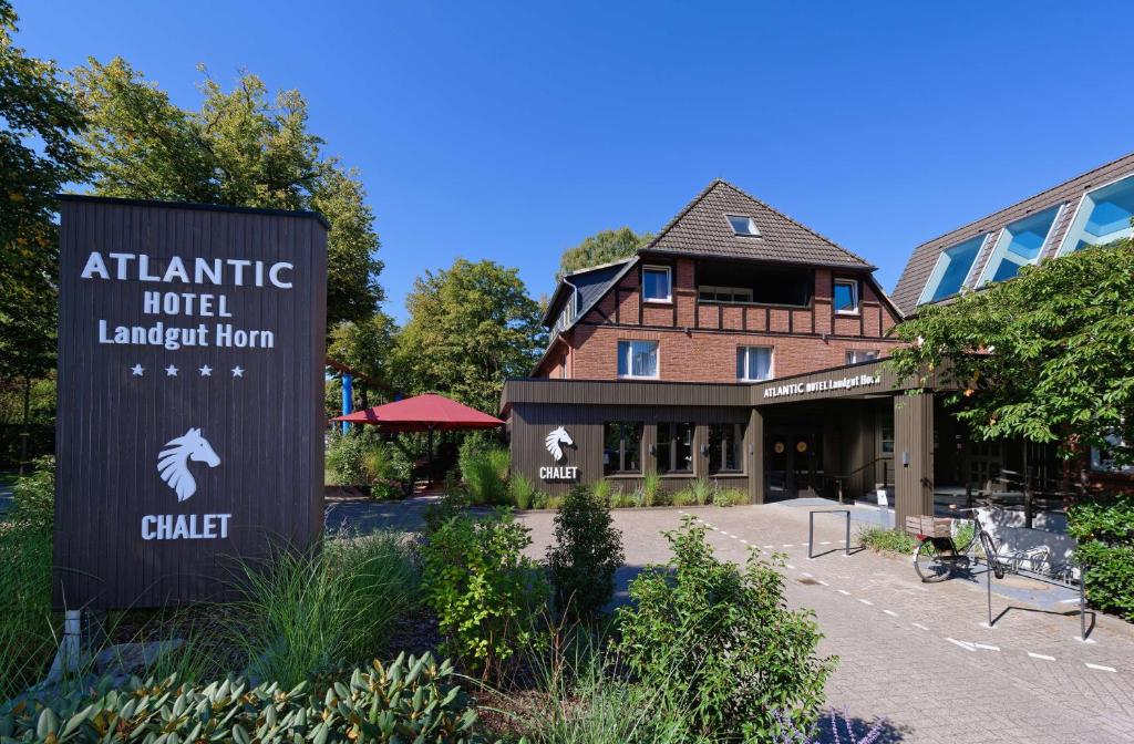 ein Hotelschild vor einem Gebäude in der Unterkunft ATLANTIC Hotel Landgut Horn in Bremen