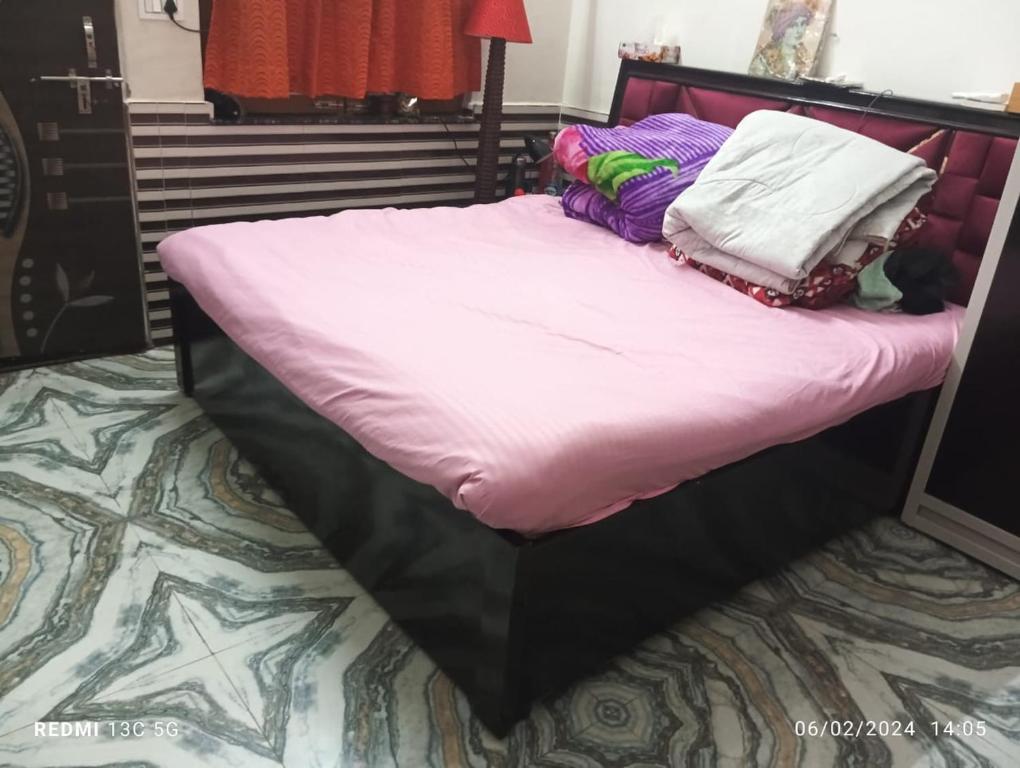 Postel nebo postele na pokoji v ubytování RADHA APARTMENTS Stay