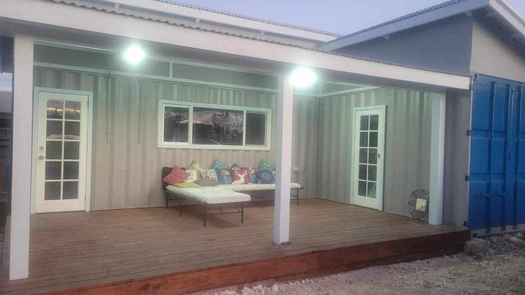 una terraza cubierta con sofá en una casa en AJ Guesthouse en Folaha