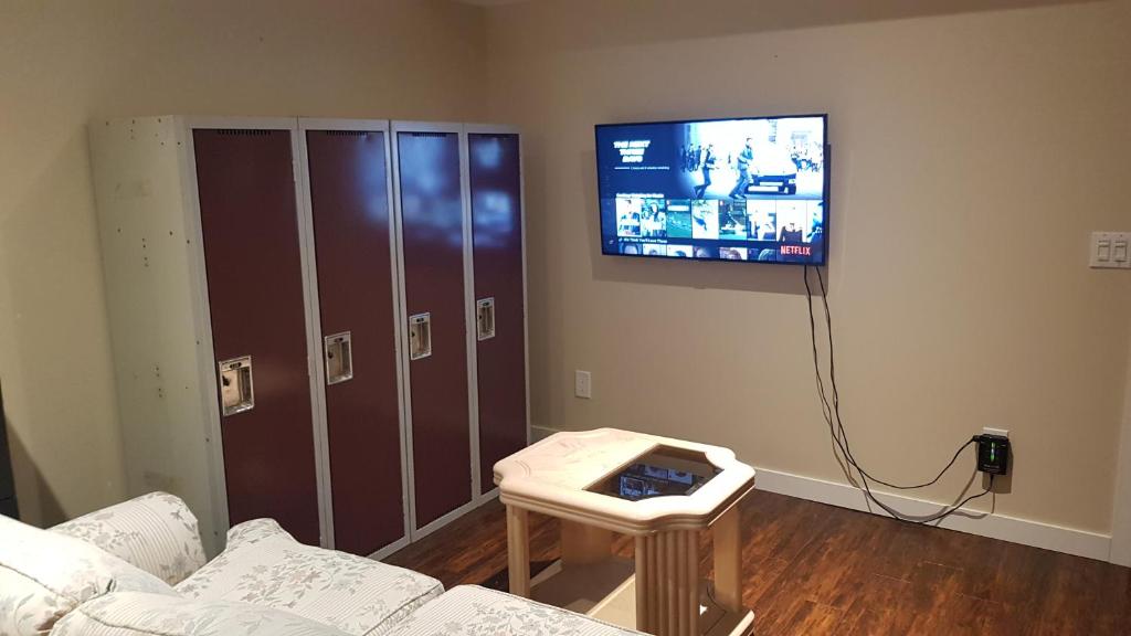 TV a/nebo společenská místnost v ubytování Tuscan Ridge Guesthouse Calgary West