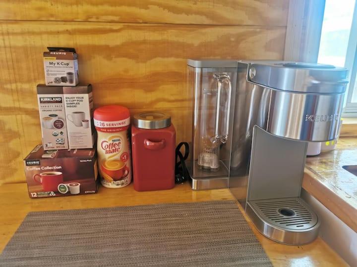Kemudahan buat kopi dan teh di Sun Tiny House A Pahrump