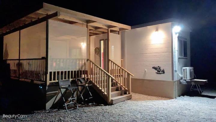Gambar di galeri bagi Sun Tiny House A Pahrump di Pahrump