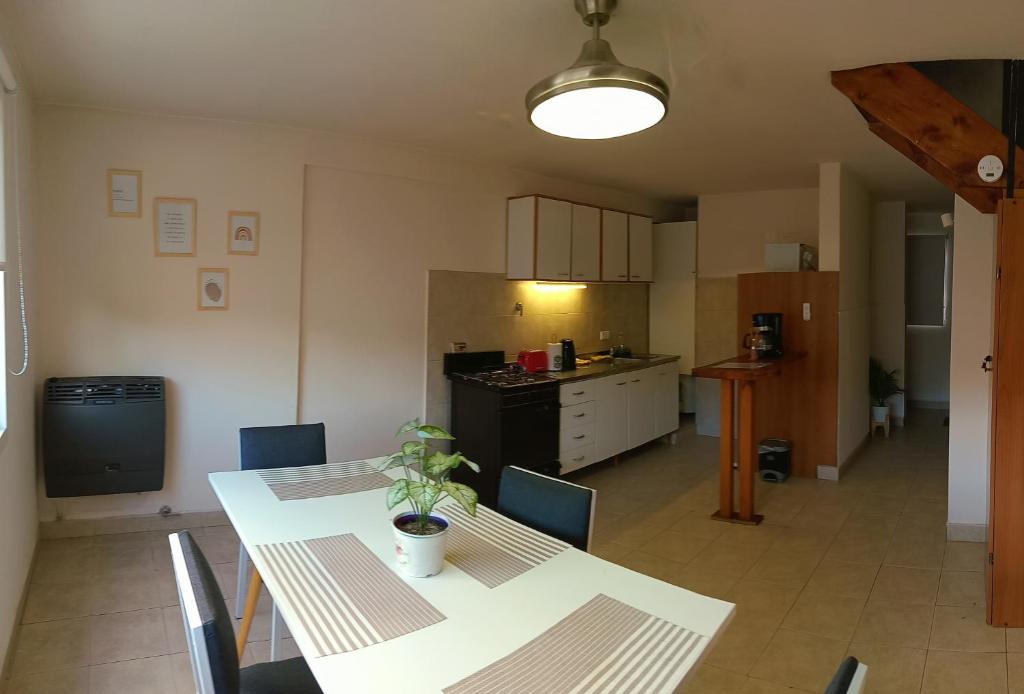 cocina y comedor con mesa y sillas en Depto Albarracin en San Carlos de Bariloche