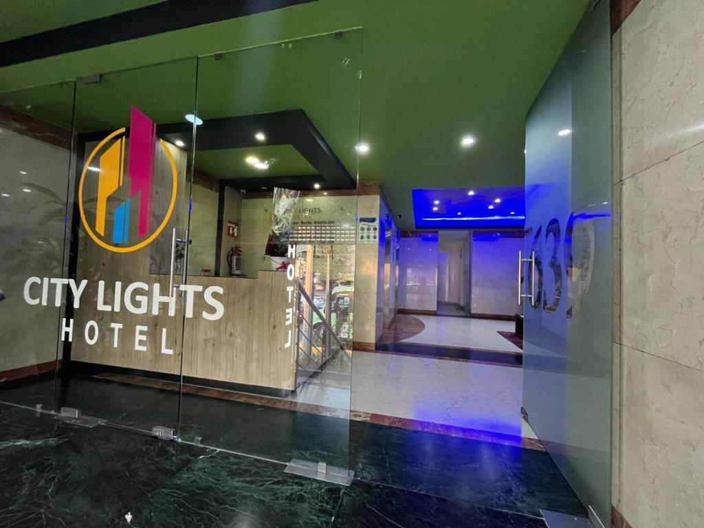 メキシコシティにあるHotel City Lightsの市街地の灯りのロビーの壁に看板