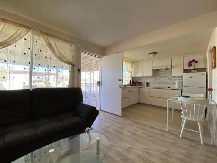 Dapur atau dapur kecil di Sun Tiny House B Pahrump