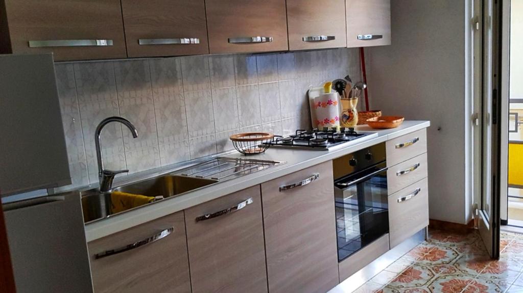 una cucina con lavandino e piano cottura di Appartamento Ruffano a Ruffano