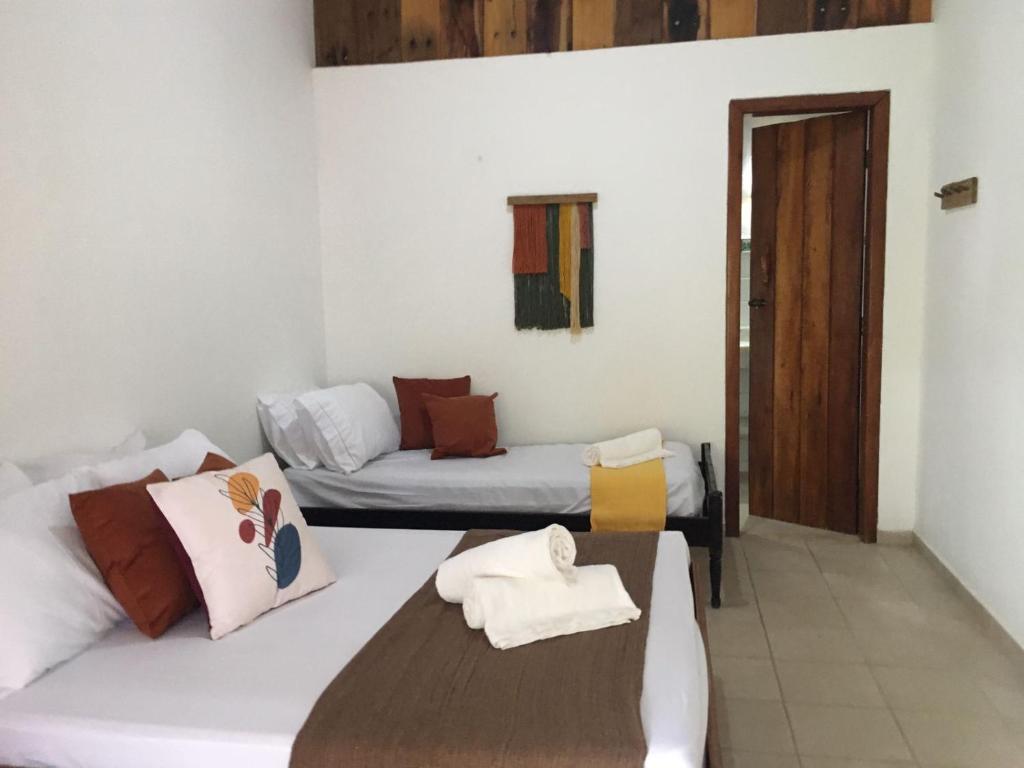 - une chambre avec 2 lits et une table avec des serviettes dans l'établissement Estação Taipu, à Marau