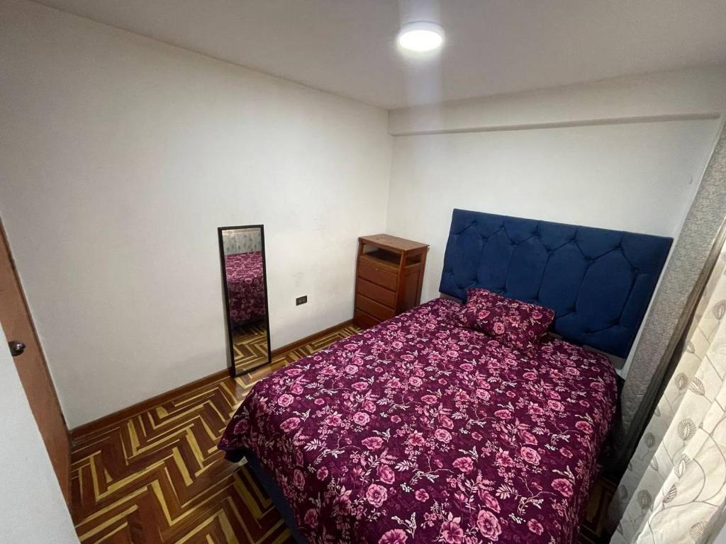 - une chambre avec un lit violet et un miroir dans l'établissement the traveler's house "Airb nb and travel", à Cusco