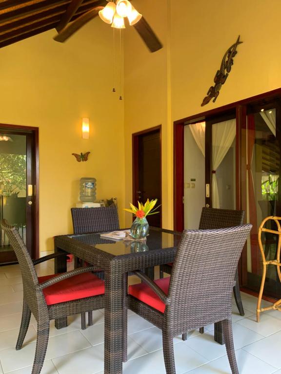 Posezení v ubytování Teluk Karang Dive & Spa Resort