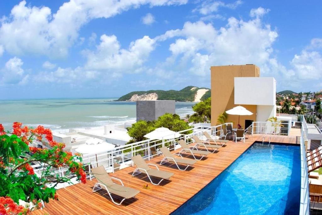 un complexe avec une piscine et une plage dans l'établissement Vip Praia Hotel, à Natal