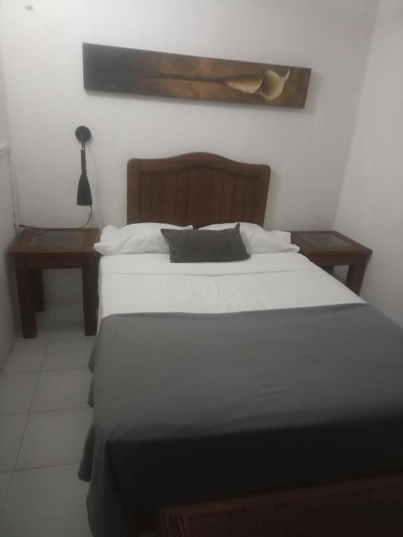een slaapkamer met 2 bedden en een lamp op een tafel bij Apartamento Vacacional con A/C in Cozumel