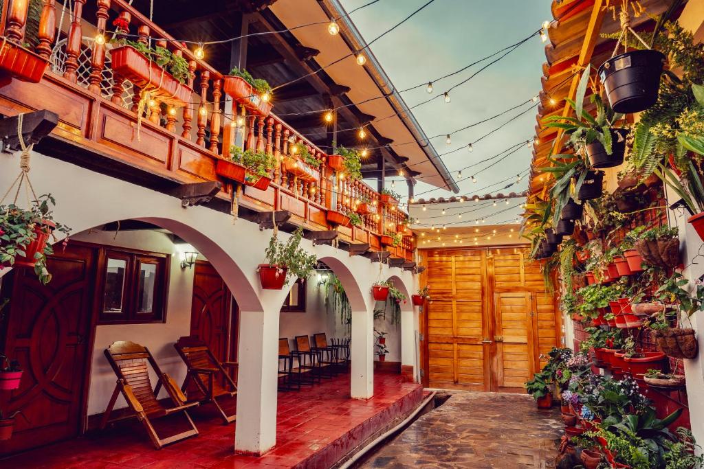 un couloir d'un bâtiment avec des plantes en pot dans l'établissement Colonial Home Chachapoyas, à Chachapoyas