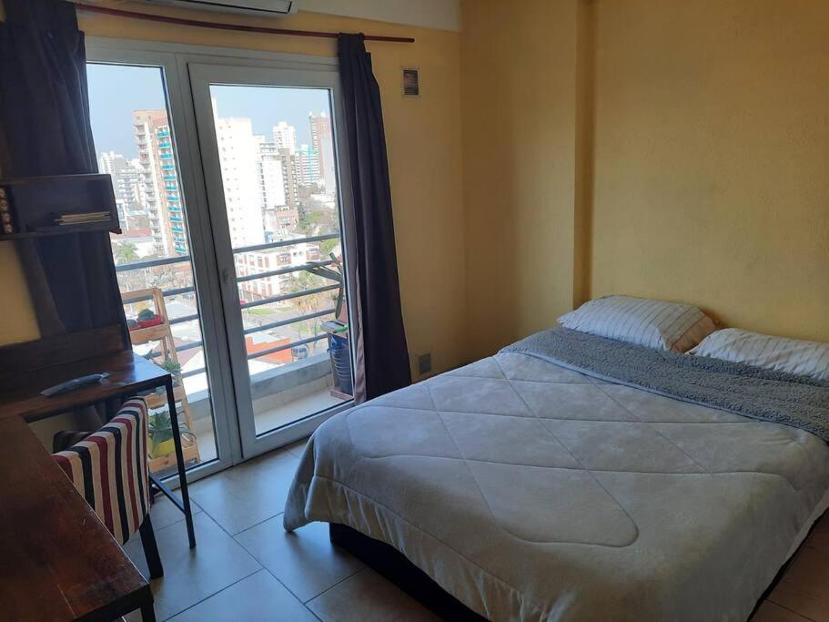 ein Schlafzimmer mit einem Bett und einem großen Fenster in der Unterkunft Hermoso departamento 2 ambientes in General Sarmiento
