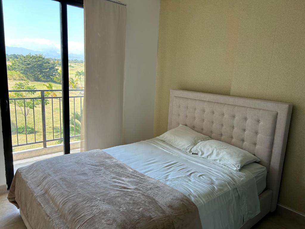 uma cama num quarto com uma grande janela em Vista Mar em San Carlos