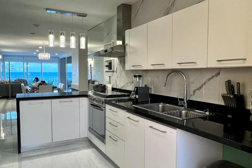 Η κουζίνα ή μικρή κουζίνα στο LUXURY CONDO BEACHFRONT AMARA