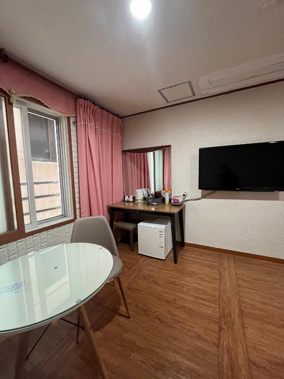 TV a/nebo společenská místnost v ubytování Oreum Motel