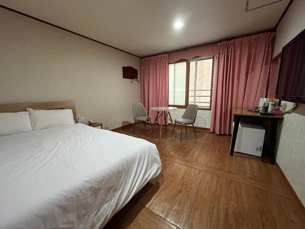 Postel nebo postele na pokoji v ubytování Oreum Motel