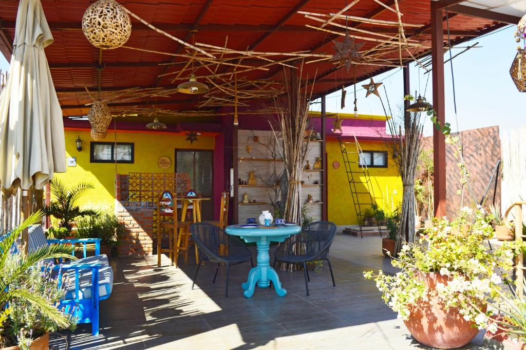 een patio met een blauwe tafel en stoelen bij Posada del Fraile in Tepotzotlán