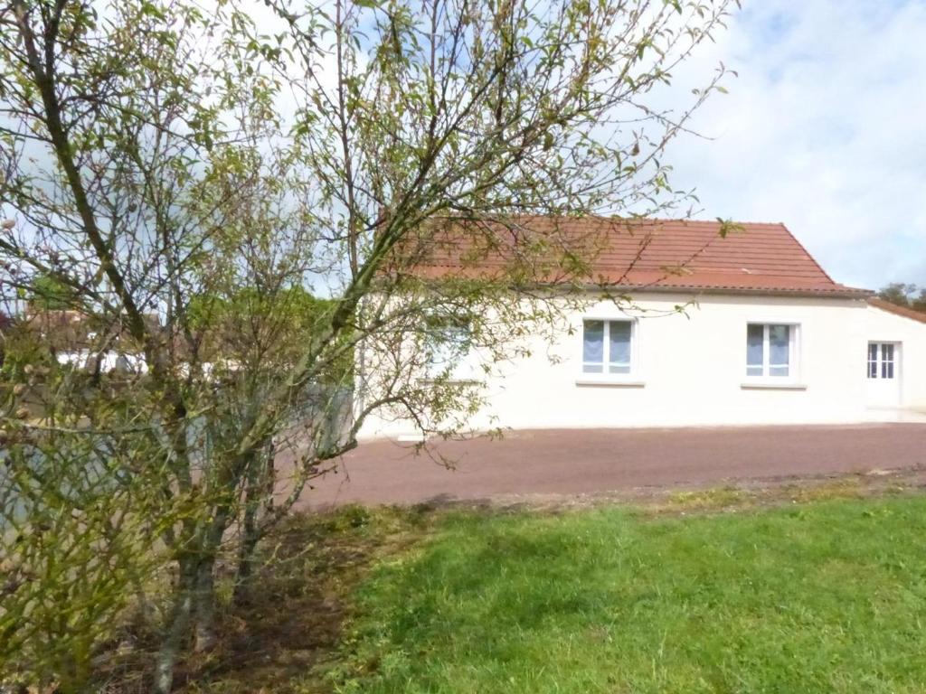 a white house with a red roof at Spacieuse maison rénovée, nature verdoyante - FR-1-489-176 in Valigny