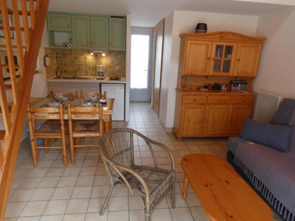 Kuchyňa alebo kuchynka v ubytovaní Maison 5 pers avec cour, près de la plage et commerces, animaux acceptés - FR-1-540-222