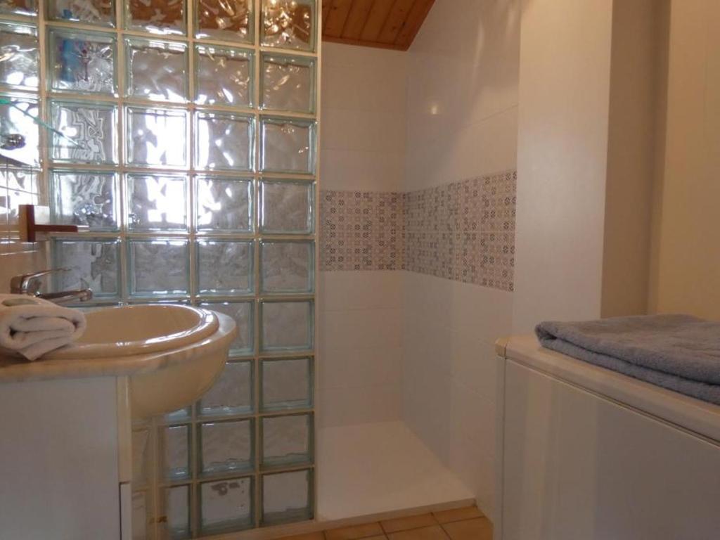 Kúpeľňa v ubytovaní Maison 5 pers avec cour, près de la plage et commerces, animaux acceptés - FR-1-540-222