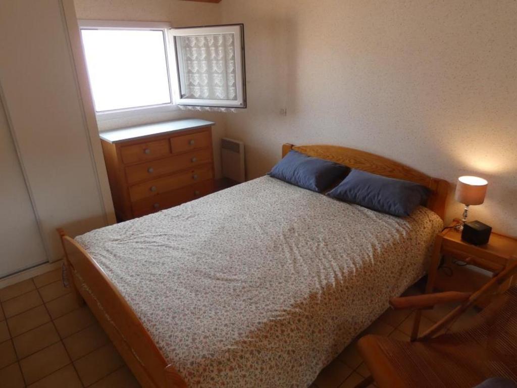 Posteľ alebo postele v izbe v ubytovaní Maison 5 pers avec cour, près de la plage et commerces, animaux acceptés - FR-1-540-222