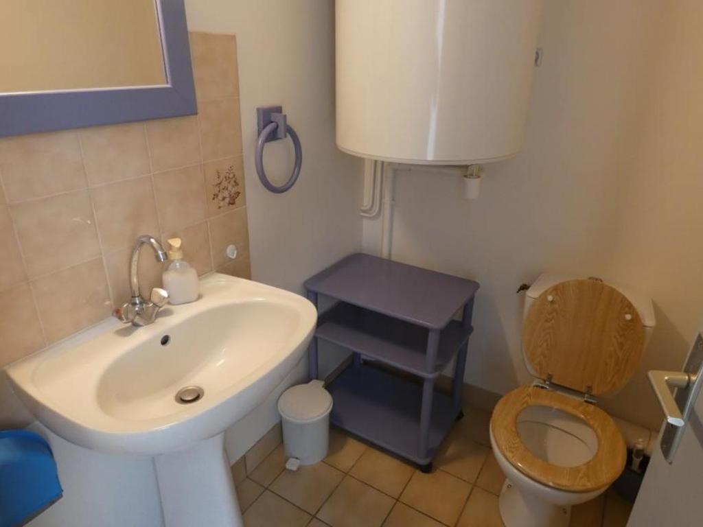 Kúpeľňa v ubytovaní Maison 5 pers avec cour, près de la plage et commerces, animaux acceptés - FR-1-540-222