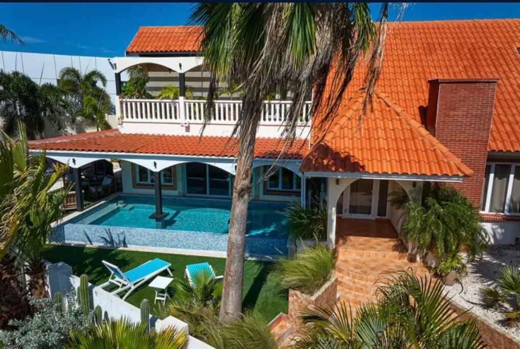 パーム・イーグル・ビーチにあるVilla Saliñaのオレンジ色の屋根の家屋