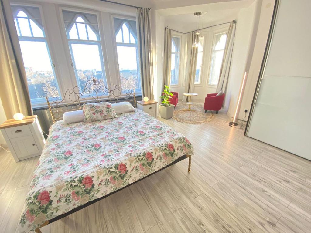 1 dormitorio con 1 cama con colcha de flores en Penthouse in the castle, en Budapest