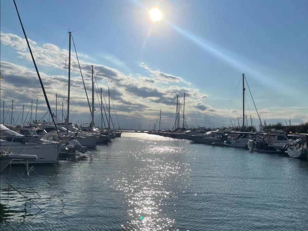 ROCMAR Apartamento acogedor junto al mar en Roses Ideal 4 personas.