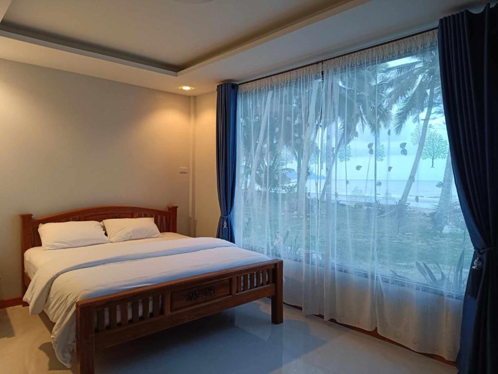 Postel nebo postele na pokoji v ubytování บ้านระเบียงเลหลังสวน ทั้งหลัง 2 นอน 2 น้ำ 1 ครัว