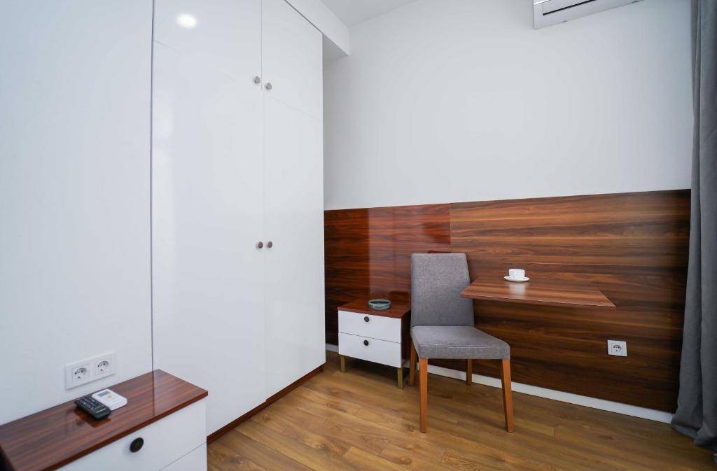 لابی و فضای عمومی Hotel type room with mini kitchen and balcony on Melikishvili, city center - تصویر ۵